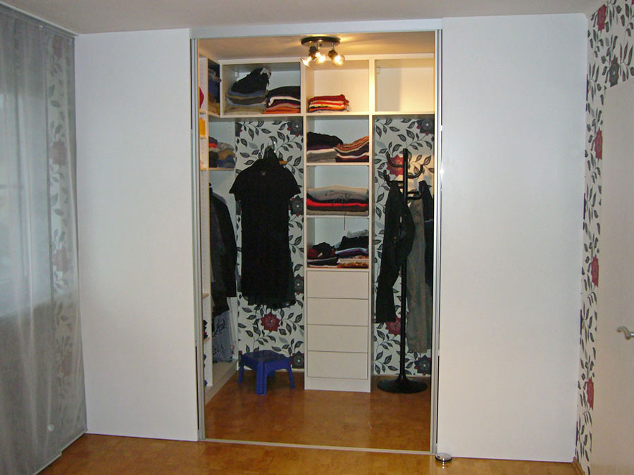 Begehbarer Kleiderschrank mit Schiebetür, Ansicht 2