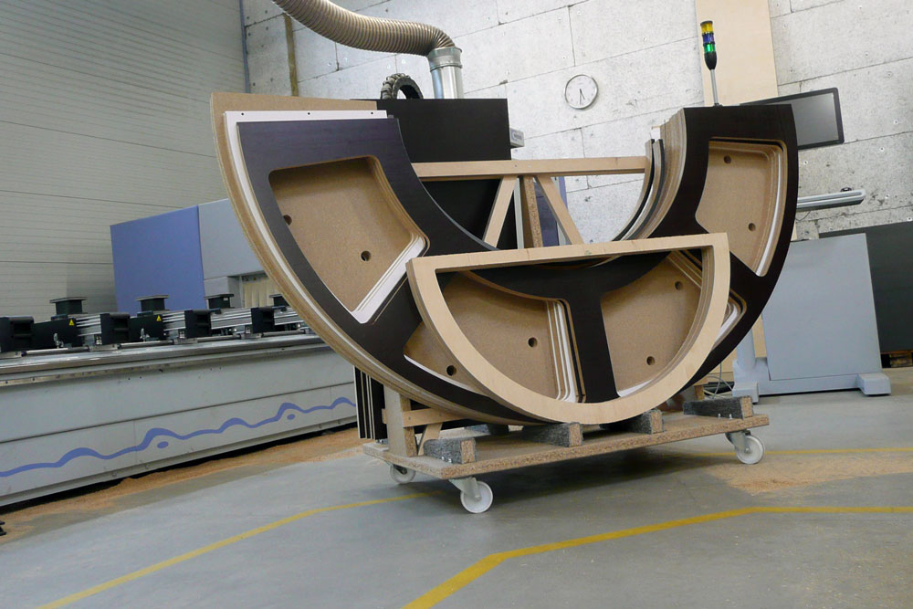 Runde Holzbank, gefertigt mit CNC-Technik
