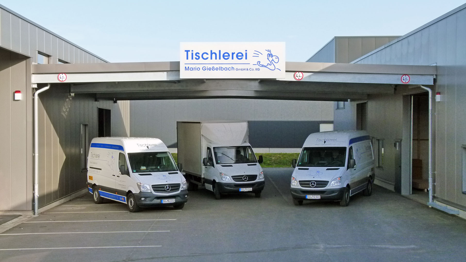 Fuhrpark der Tischlerei Gießelbach vor der Werkstatt in Hennef