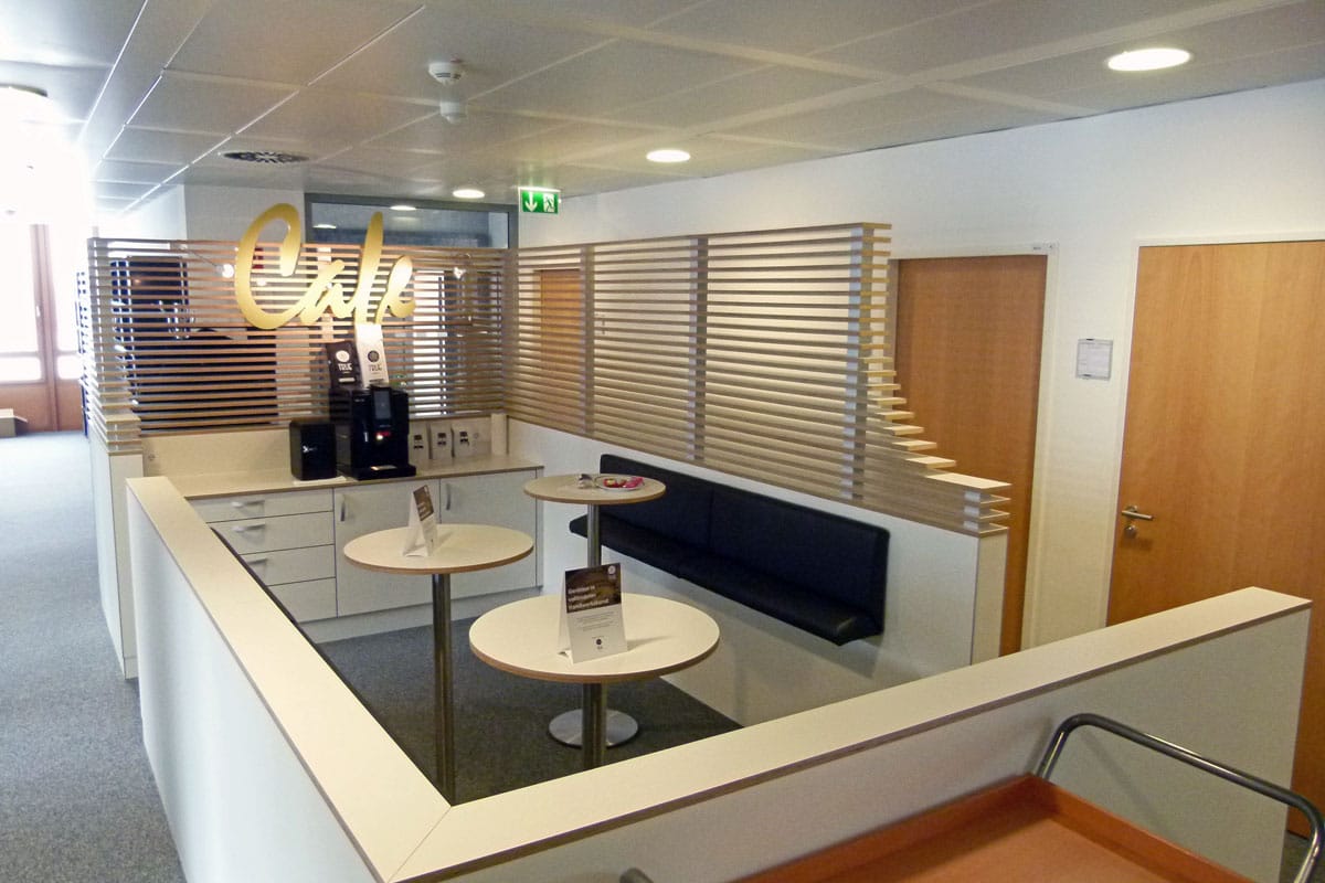 Abgeschirmtes Büro-Café aus weißem Multiplex in einem Flur