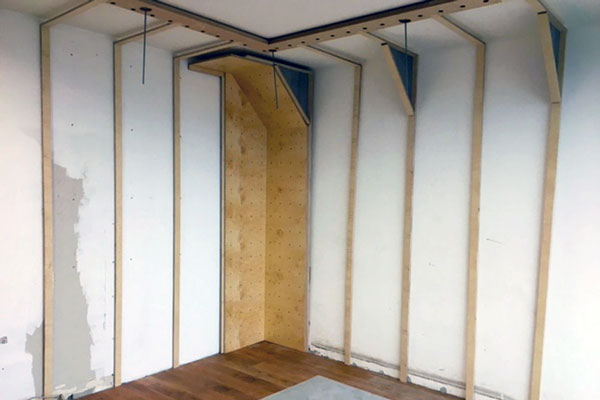 Kletterwand aus geöltem Multiplex mit Klettergriffen