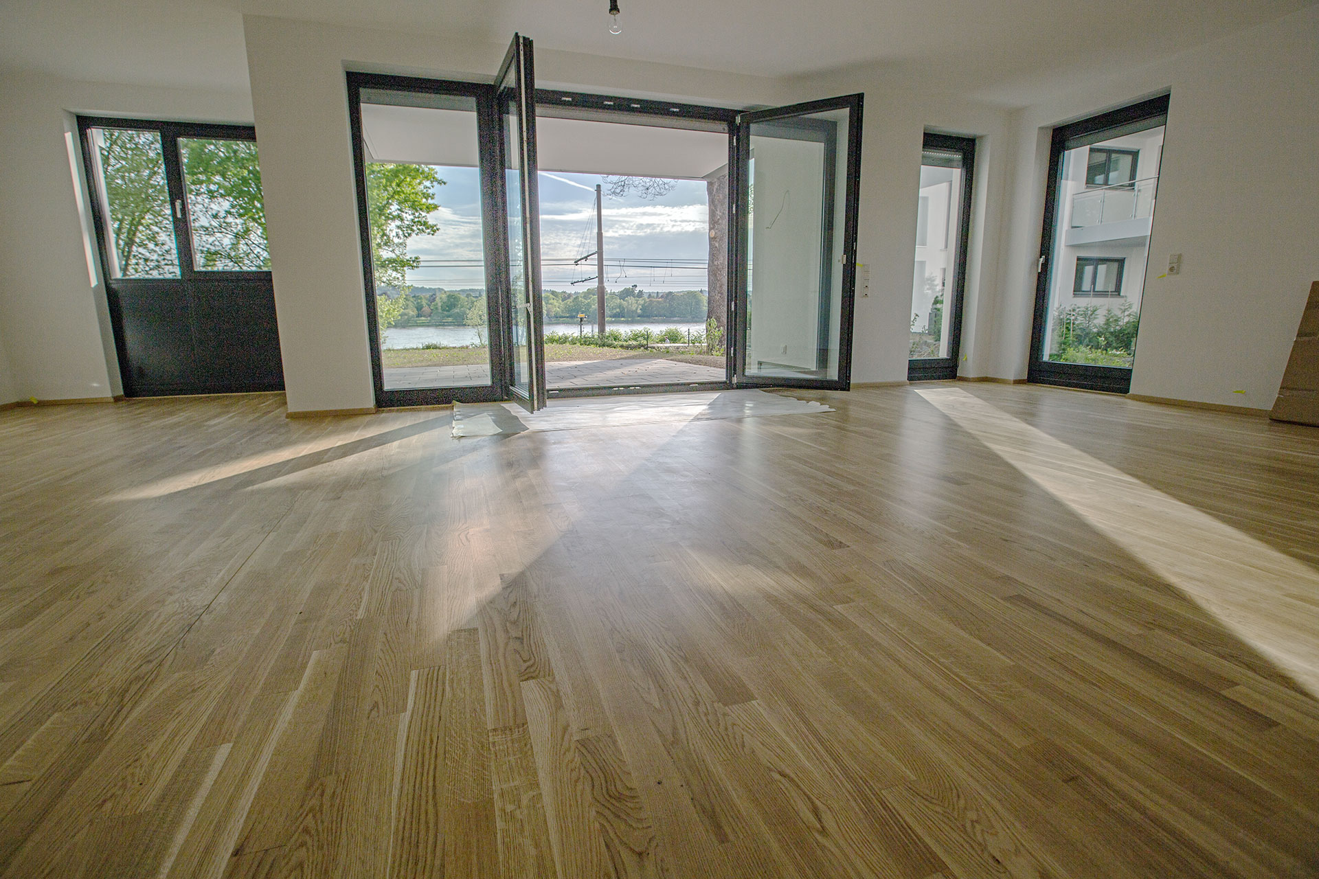 Fenster, Türen und Parkett in einer ausgebauten Wohneinheit